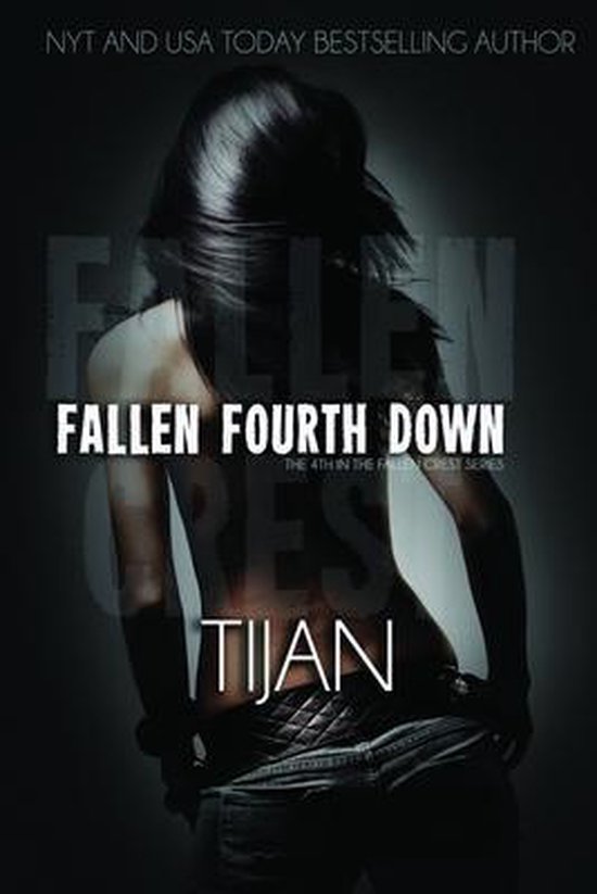 Boekomslag van "Fallen Fourth Down" door Tijan. Een vrouw met donker haar staat met de rug naar de kijker, gekleed in jeans en een top. Grote tekst: "FALLEN FOURTH DOWN".