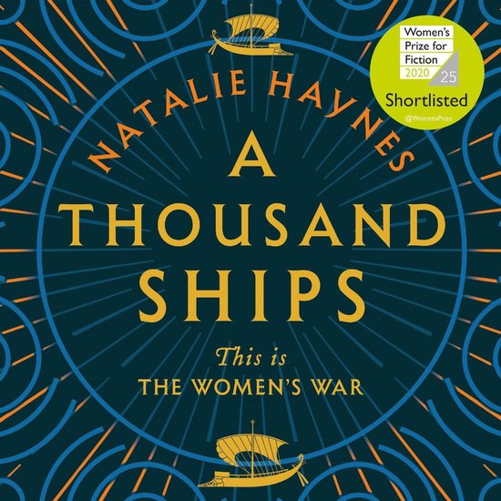 Couverture du livre "A Thousand Ships" par Natalie Haynes. Bleu foncé avec des lignes dorées et oranges et deux navires. Certifié pour le "Women's Prize for Fiction 2020".