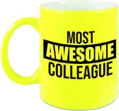 1x stuks collega cadeau mok / beker neon geel most awesome colleague