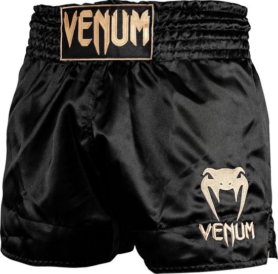 Zwarte satijnen Muay Thai shorts met geborduurde goudkleurige Venum-branding.