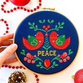 Kerst borduurpakket Peace - deel 1 van trio borduurpakketten - creatief kerstpakket - inclusief donkerblauwe stof, metallic borduurgaren en borduurring borduurpatroon Peace