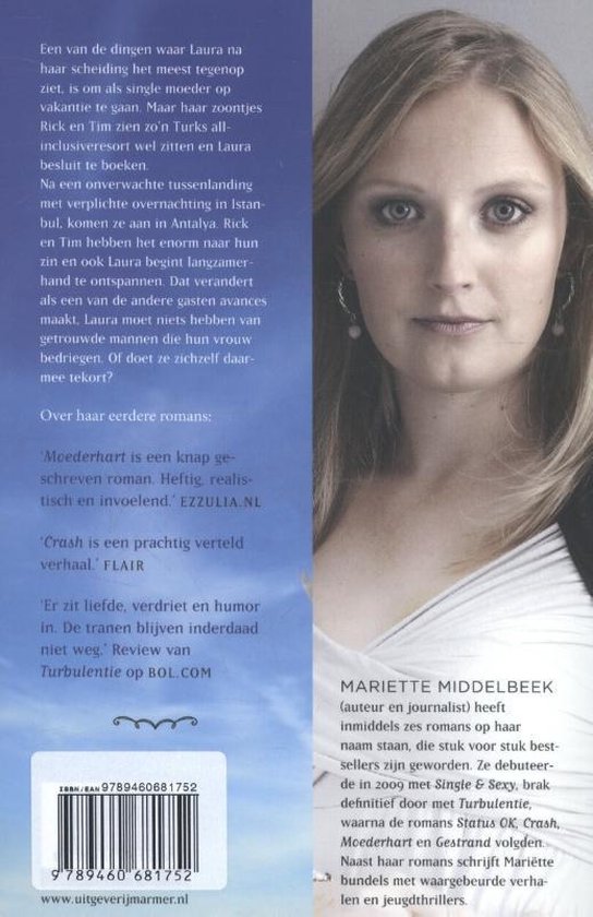 De achterkant van het boek 'Gestrand' met een foto van Mariëtte Middelbeek en tekst over de inhoud.
