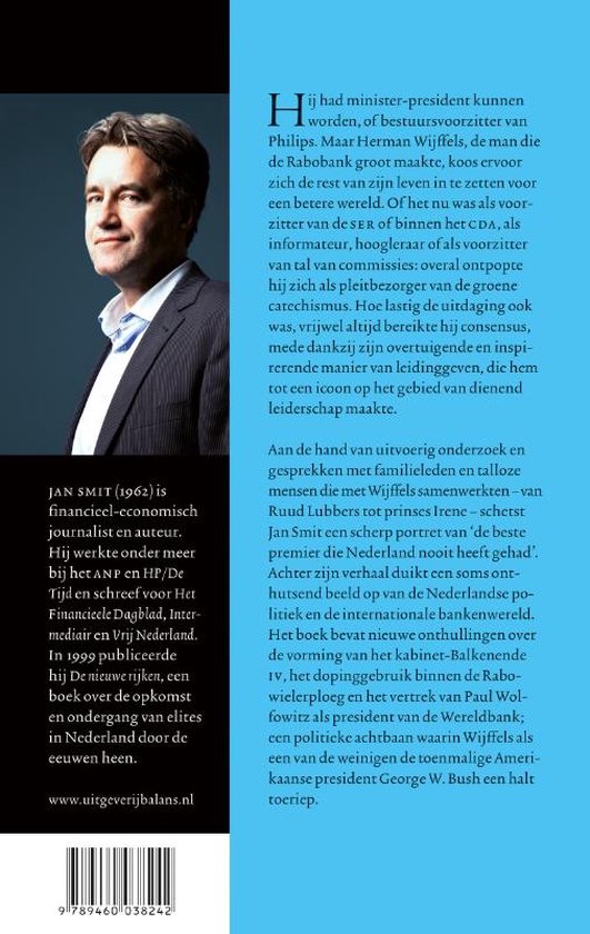 Een man met grijs haar kijkt naar de camera, gekleed in een donker pak met een lichtblauw overhemd en gestreept stropdas. Op de achtergrond staat tekst.