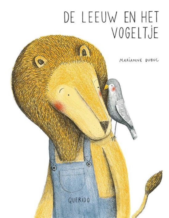 Een gele leeuw met een blauw tuinbroek en een grijs vogeltje op zijn schouder. Titel: DE LEEUW EN HET VOGELTJE.