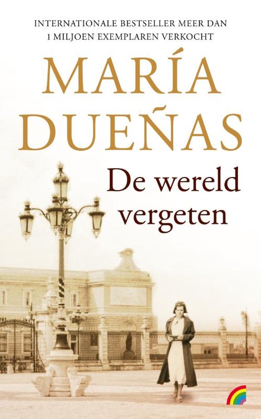 Livre 'De wereld vergeten' avec une femme en manteau long devant un bâtiment.