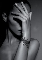 Batucada - Hawai - Armband - Plantaardige Oorsprong en Hypoallergeen - Vrouwen - Armband met Bloemen - Antiallergisch - Zwart - lengte 15/19 cm - effect Tattoo -  ziet er uit als R