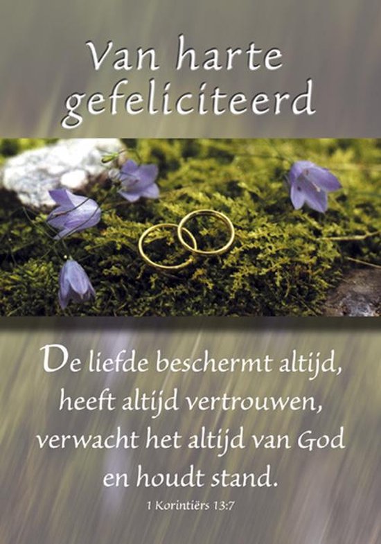 Twee gouden trouwringen op mos met paarse bloemen. Tekst: Van harte gefeliciteerd. De liefde beschermt altijd, heeft altijd vertrouwen, verwacht het altijd van God en houdt stand. 1 Korintiërs 13:7.