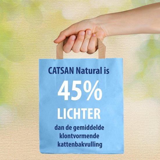 Hand die een Catsan Natural zak vasthoudt waarop staat "45% lichter".