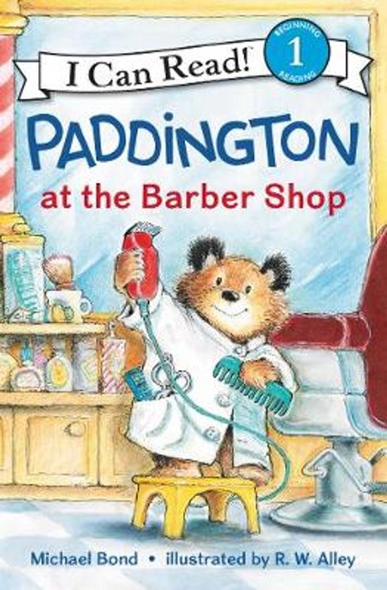 Paddington, de beer, staat op een geel krukje in een kapsalon en houdt een scheerapparaat en kam vast.