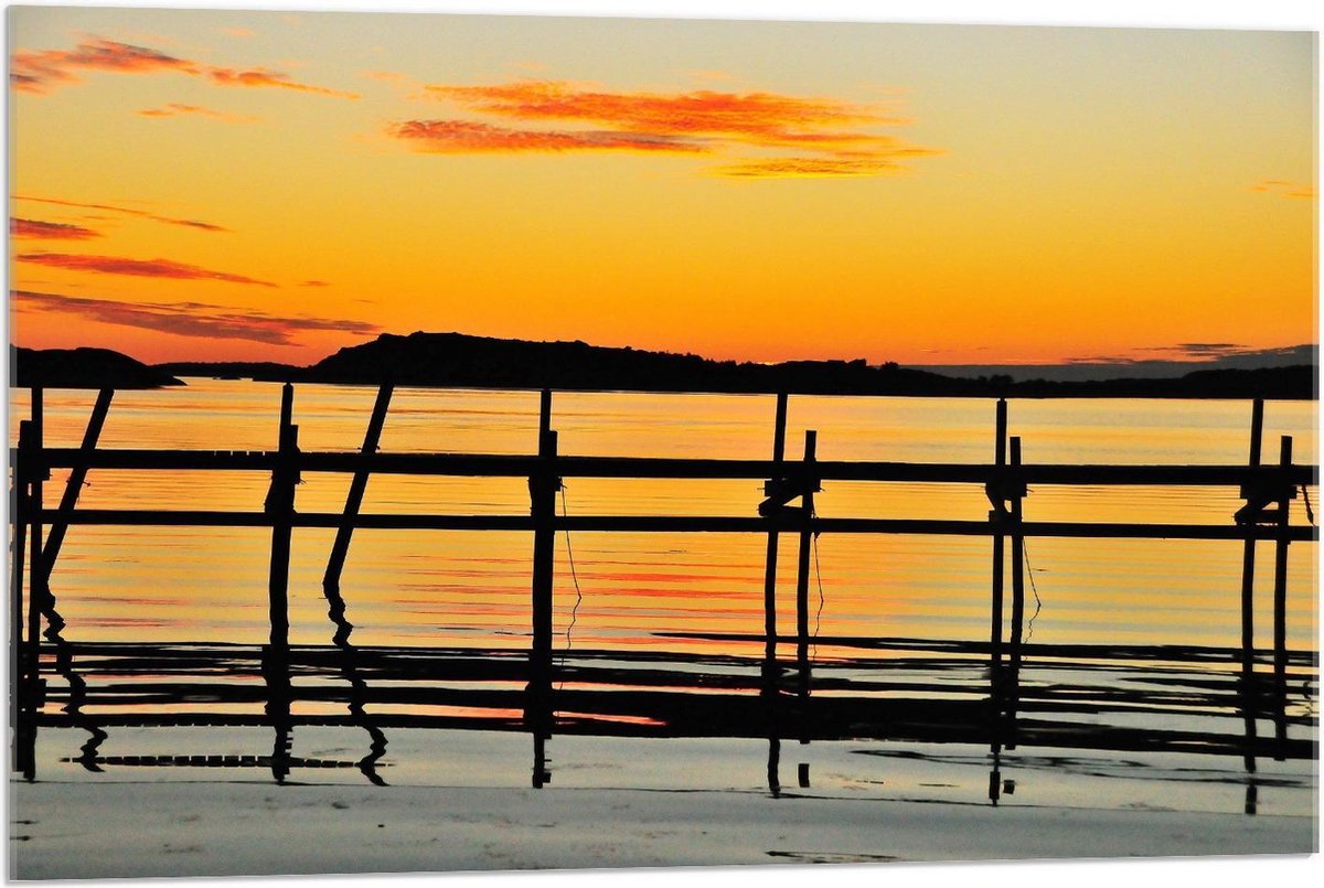 Acrylglas - Houten Palen aan het Meer met Zon - 90x60cm Foto op Acrylglas (Wanddecoratie o