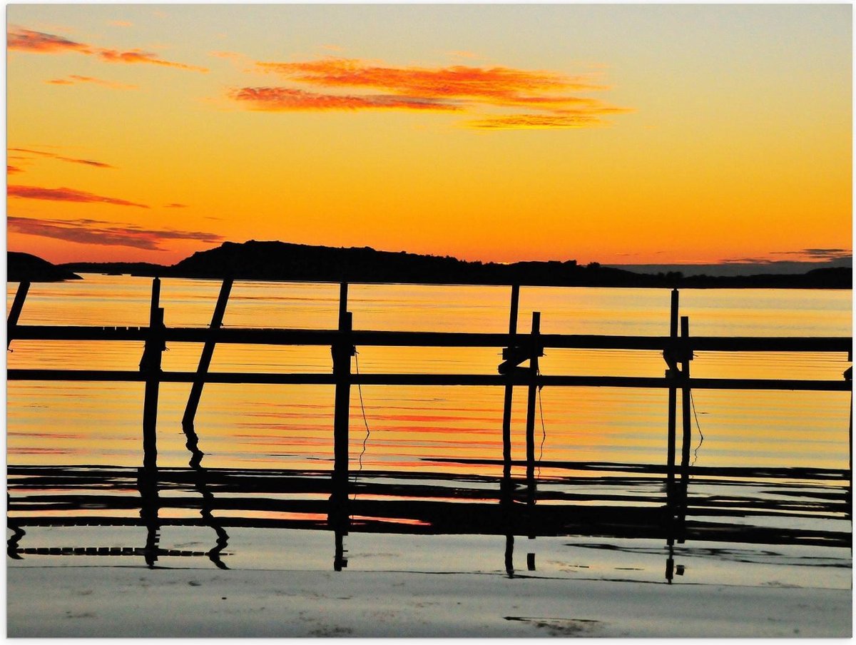 Poster – Houten Palen aan het Meer met Zon - 40x30cm Foto op Posterpapier