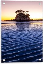 Tuinposter – Eiland in het Water met Zonsondergang - 40x60cm Foto op Tuinposter  (wanddecoratie voor buiten en binnen)