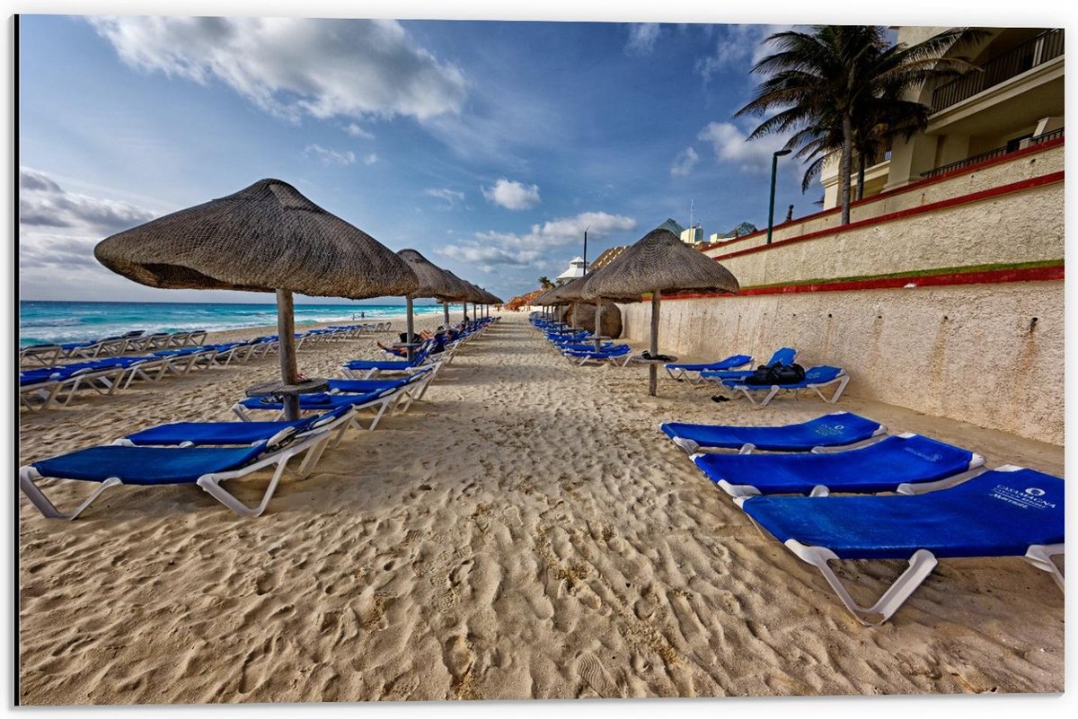 Dibond - Blauwe Bedjes op het Strand met Rieten Paracols - 60x40cm Foto op Aluminium (Wanddecoratie van metaal)