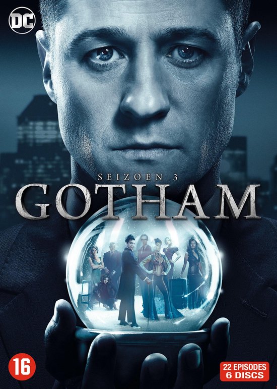 De voorkant van de Gotham Seizoen 3 DVD, met een close-up van een man die een kristallen bol vasthoudt waarin de cast te zien is.