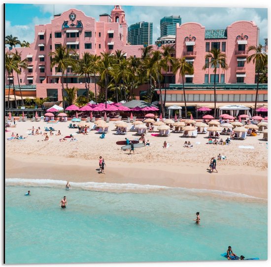 Dibond - Hotel aan Strand - 50x50cm Foto op Aluminium (Met Ophangsysteem)