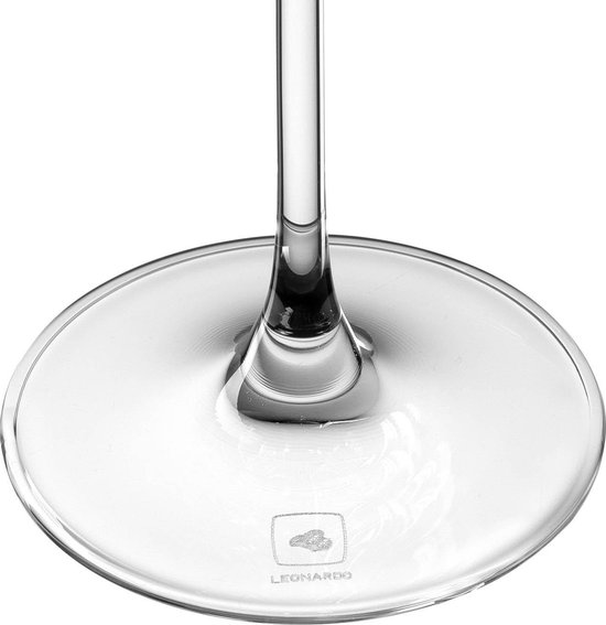 Gros plan du pied d'un verre à vin avec le logo Leonardo.