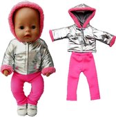 Poppenkleertjes - Geschikt voor Baby Born - Zilver & roze metallic jas en roze broek - Winter outfit - Winterkleding