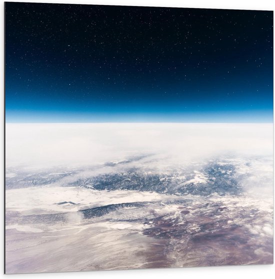 Dibond - Satelliet Foto Boven Wolken en Sterren - 100x100cm Foto op Aluminium (Wanddecoratie van metaal)