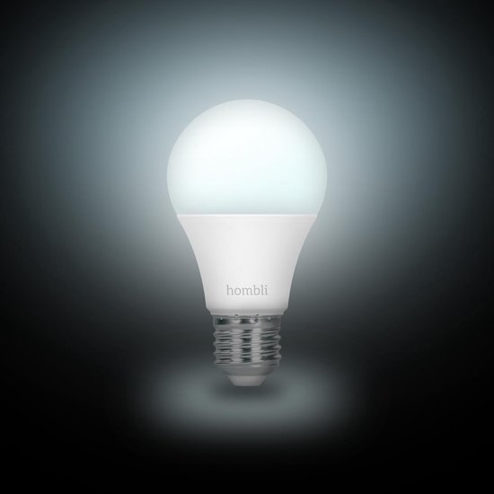 Homblì E27 slimme lamp, verlicht met helder wit licht op een donkere achtergrond.