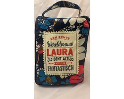 Shopper bag dames met leuke tekst EEN ECHTE WERELDVROUW LAURA JIJ BENT ALTIJD MEER DAN FANTASTISCH winkeltasje Wordt geleverd in cellofaan met linten
