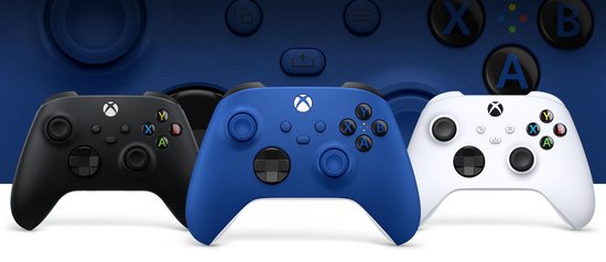 Drie Xbox controllers: zwart, blauw en wit. De blauwe controller heeft witte en zwarte accenten.