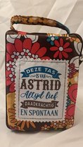 Shopper bag dames met leuke tekst DEZE TAS IS VAN ASTRID ALTIJD LIEF DAADKRACHTIG EN SPONTAAN winkeltasje Wordt geleverd in cellofaan met linten