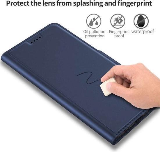 Étui de téléphone bleu, fermé, avec le texte "Protect the lens from splashing and fingerprint".