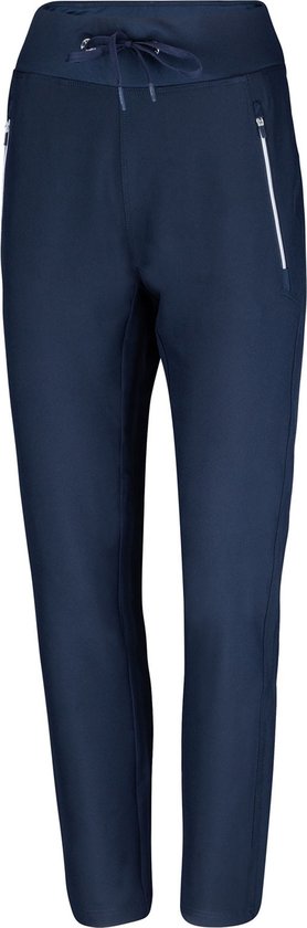Close-up van een effen marineblauwe trainingsbroek met trekkoord en witte ritsdetails.