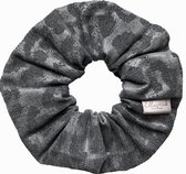 Ellastiek scrunchie grijze panterprint - haarelastiekjes - haar accessoire - luxe uitstraling en kwaliteit- Handmade in Amsterdam (neeltjestiek)