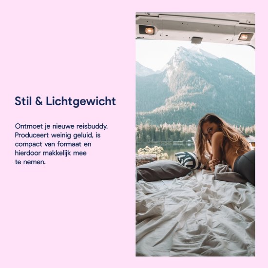Vrouw in een camper met uitzicht op een bergmeer, de vibrator is stil en lichtgewicht.