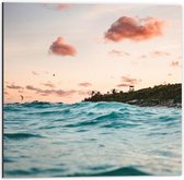 Dibond - Blauwe Zee met Roze Wolken - 50x50cm Foto op Aluminium (Met Ophangsysteem)
