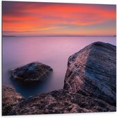 Dibond - Rotsen bij het Water tegen de Avond - 100x100cm Foto op Aluminium (Wanddecoratie van metaal)