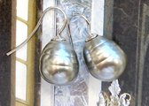 Parel oorbellen klassiek barok grijs/zilver