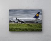 - Schilderij - Lufthansa Airbus A Taxiënd Inclusief Ophangplaatjes Luchtvaart Muurdecoratie - Multicolor - 60 X 40 Cm