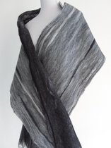 Handgemaakte, opengevilte brede sjaal van 100% merinowol - Licht-/ Donkergrijs gemeleerd - 212 x 31 cm. Stijl open gevilt.