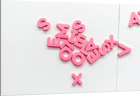 Dibond - Roze Letterfiguren - 150x100cm Foto op Aluminium (Met Ophangsysteem)