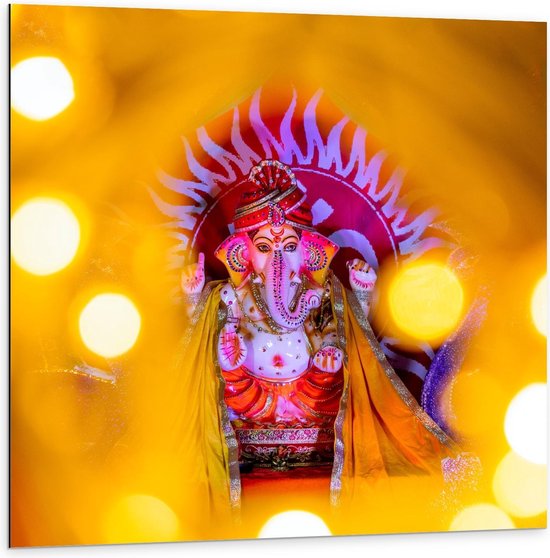 Dibond - Religieus Olifantenbeeldje met Gouden Lichtjes - 100x100cm Foto op Aluminium (Met Ophangsysteem)