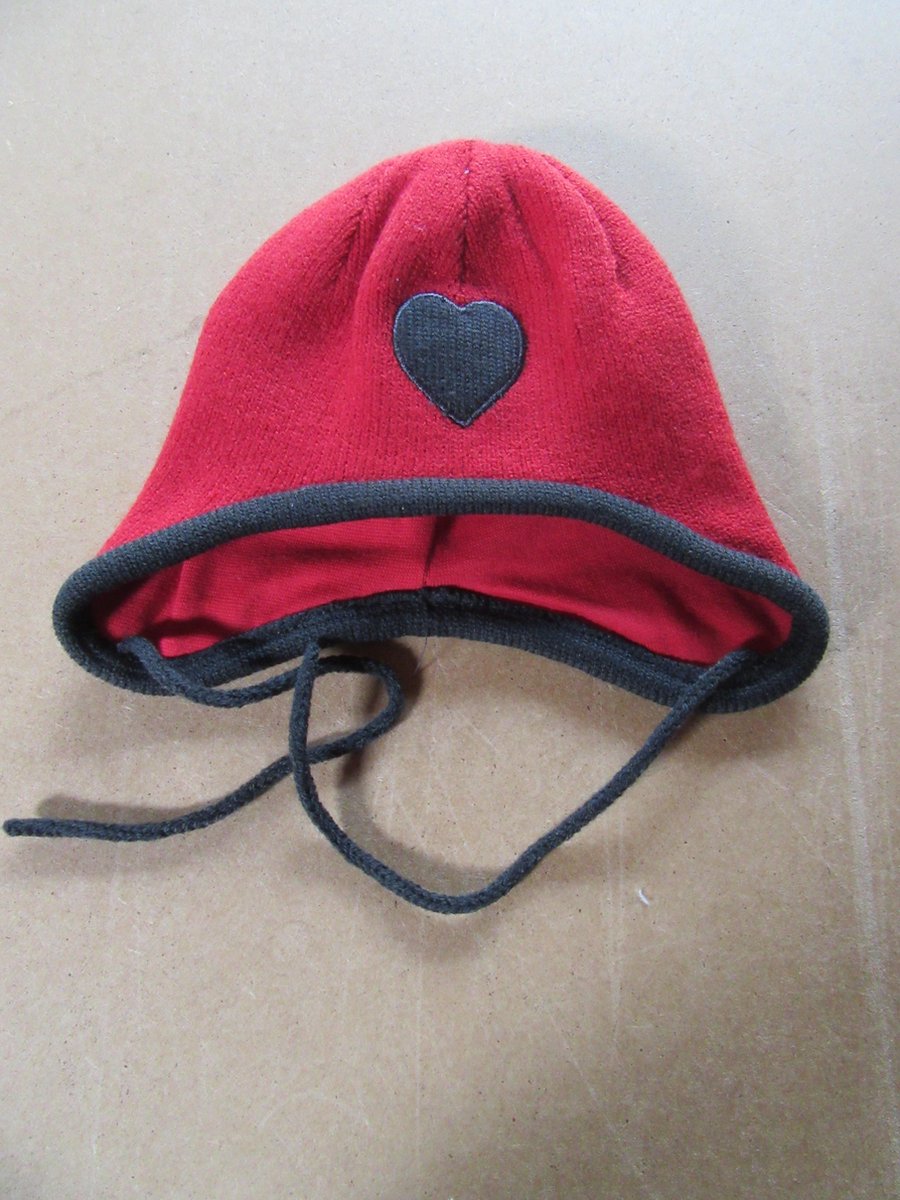 babymutsje voor meisje , rood hartje 43/45  3- 6maand