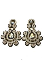 Mooie soutache statement oorclips in creme met zwart en heldere strass steen