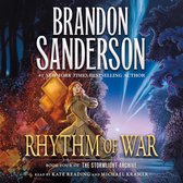 Couverture du livre 'Rhythm of War' par Brandon Sanderson. Une femme en manteau brun, écharpe verte, sac en bandoulière, se tient face à une lueur orange et des cubes. Titre : RHYTHM OF WAR.
