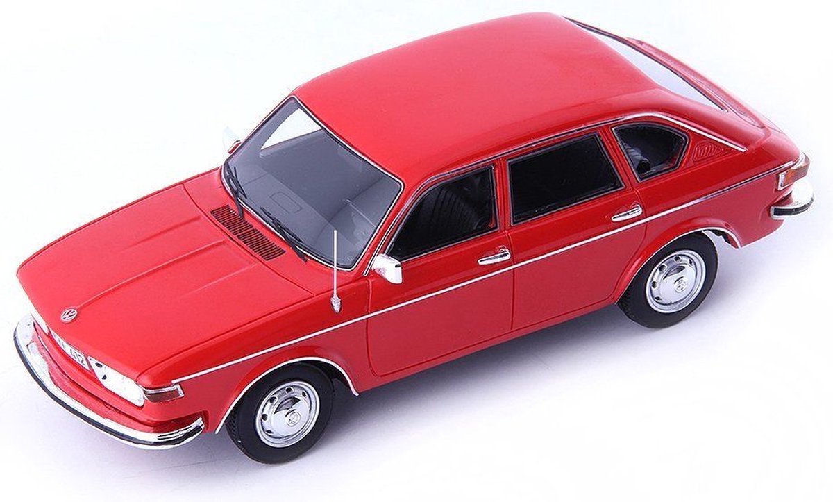 De 1:43 Diecast Modelcar van de Volkswagen 412LE Limousine van 1972 in rood. Dit model is beperkt door 333pcs. De fabrikant van het schaalmodel is AutoCult.Dit artikel is alleen online beschikbaar.