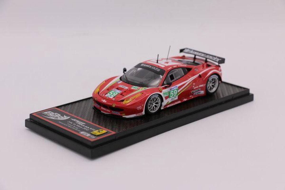 De 1:43 Diecast modelauto van de Ferrari 458 Italia GT2 GTE PRO Luxury Racing #59 van de 24H LeMans 2012.The drivers waren Fredric Mackowiecki/Jaime Melo en Dominik Farnbacher.This scalemodel is beperkt door 100 stuks. De fabrikant is BBR Models.