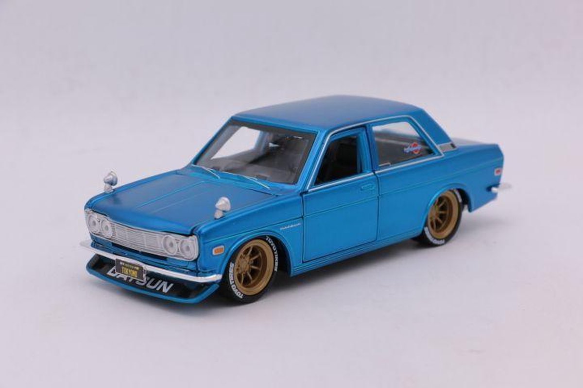 Maisto Datsun 510 1971 blauw schaalmodel 1:24