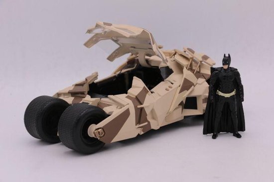 Camouflage Batmobile met open dak, naast een Batman-figuur.