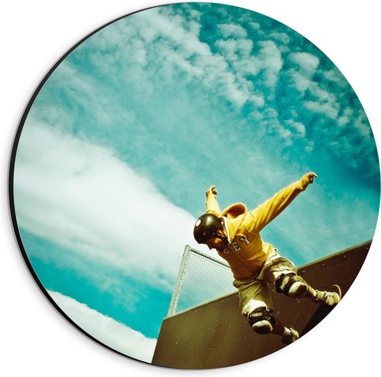 Dibond Wandcirkel - Skatende Man met Blauwe Lucht - 20x20cm Foto op Aluminium Wandcirkel (met ophangsysteem)