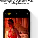 iPhone met nachtmodus voor Wide, Ultra Wide en TrueDepth camera's. Meisje in slaapkamer met oranje gordijnen.