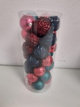 Bak met kerstballen in diverse kleuren