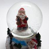 Boule à neige avec chemin de montagne comme base et Père Noël debout dans la sphère de 7 cm de haut