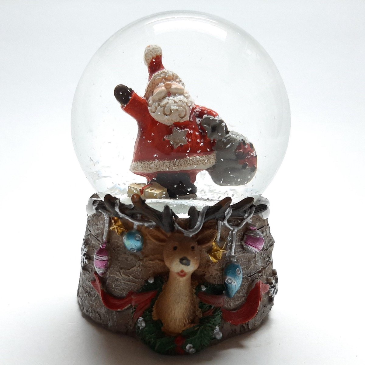 Sneeuwbol kerst elandkerstman met cadeauzak 7cm hoog