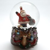 Sneeuwbol kerst eland-kerstman met cadeauzak 7cm hoog